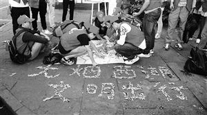 　志愿者用撿來的煙頭，拼起了“無煙西湖”圖案 通訊員供圖