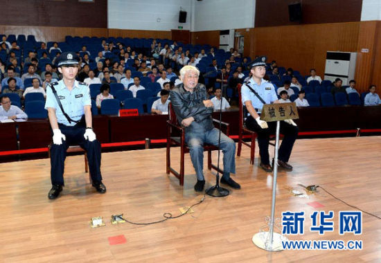 9月29日，方廣云在庭審現(xiàn)場。當(dāng)日，“合肥房叔”腐敗窩案核心人物方廣云在安徽省廬江縣出庭受審。 新華社記者 郭晨 攝