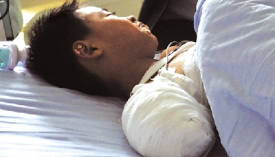 被黑熊咬掉右胳膊后，他忍著痛沒哭；術(shù)后躺在病床上，他沒哭。