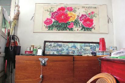 　陳會英將兒女的照片都裱起來，裝在一個大相框里，放在箱子上經(jīng)常看，其中最多的就是劉金國的照片。