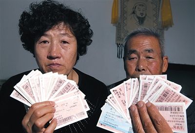 尚愛云夫婦展示上訪留下的車票,這些只是一部分。