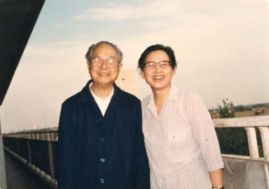 1987年成鈞中將和夫人周月茜在北京301醫(yī)院留影。