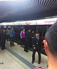 昨日18時57分，北京地鐵5號線惠新西街南口一女子遭遇不幸。昨晚9時記者在中日友好醫(yī)院發(fā)現(xiàn)女子已不幸身亡，女子遇險是被夾在安全門和地鐵門中間，列車啟動后掉下站臺。