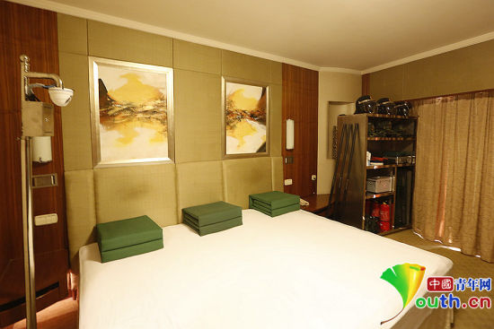 雖然在五星級(jí)飯店房間駐守，但武警官兵自帶被褥及生活用品，將兩張單人床拼成三人通鋪使用。