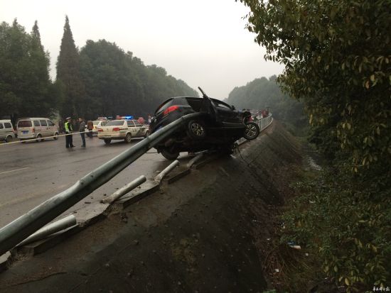 瘋狂途觀撞人逃逸又惹禍，一家四口殞命車輪