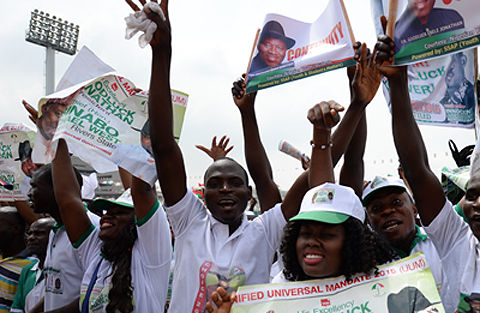 11日，喬納森總統(tǒng)的支持者在集會(huì)現(xiàn)場(chǎng)。