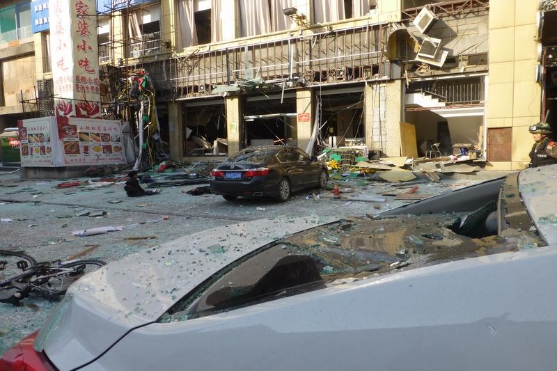 爆炸現(xiàn)場 （由許吉建 田春林 韓更彩 白麗 攝影報道）