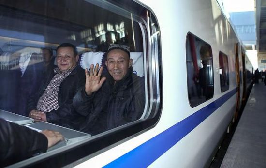 11月16日，旅客乘坐從烏魯木齊南站首發(fā)的D8602次列車。