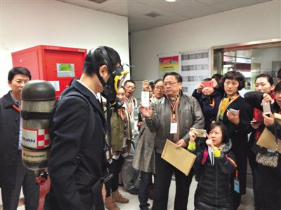 昨天，地鐵4號線北京南站站，地鐵工作人員為人大代表演示應急氧氣瓶佩戴方式。新京報記者