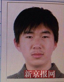 犯罪嫌疑人李小龍，27歲，唐山樂(lè)亭人。村干部說(shuō)李小龍經(jīng)常把自己關(guān)在家里