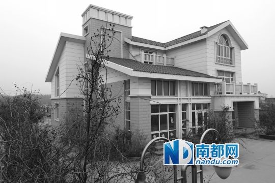 　馬超群在赤土山村村委會(huì)旁的別墅，就是以“自來(lái)水維護(hù)站”的名義拿的地。