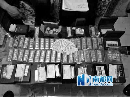 　馬超群家中金條清點(diǎn)現(xiàn)場(chǎng)。