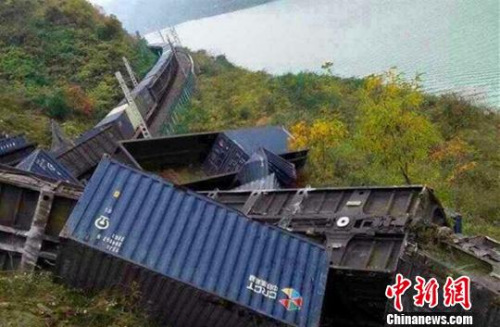 圖為脫軌現(xiàn)場(chǎng)。通訊員 毛毛 攝