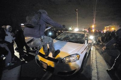 11月24日，圣路易斯市，示威者得知涉案警察被免予起訴消息后表達不滿?！? width=