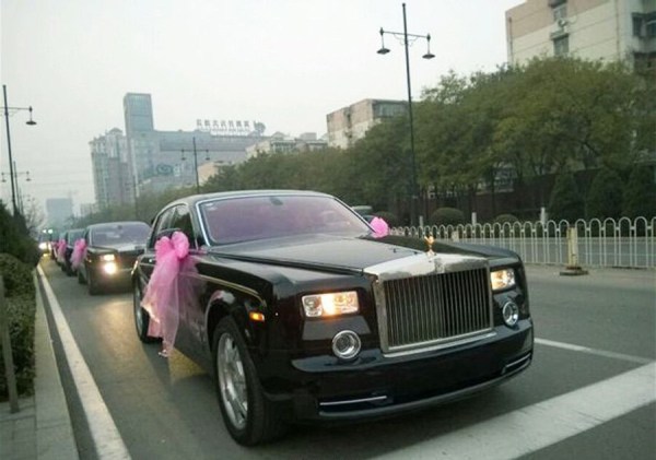 　11月23日，河北唐山街頭現(xiàn)價(jià)值超過2個(gè)億的婚禮車隊(duì)。