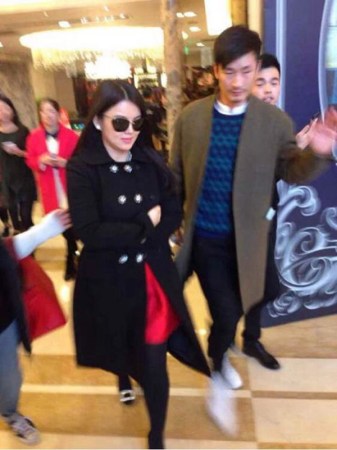 　婚禮現(xiàn)場(chǎng)現(xiàn)多位明星大腕助陣。