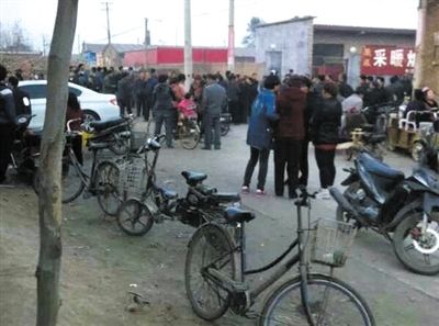 　11月9日下午，暴力催債的社會(huì)人員持械進(jìn)入獻(xiàn)縣安莊后，村民們聚集在一起準(zhǔn)備反抗。村民供圖