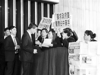 撐警大聯(lián)盟召集人李偲嫣2日到特首辦請愿，要求政府嚴厲處置“占中三子”和“雙學”的代表。