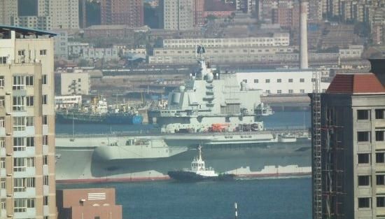 青島軍港周圍高樓林立，一睹遼寧號真容只需要一個好天氣（資料圖片）