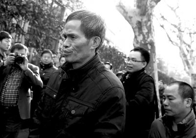 被告人林森浩的父親林尊耀準(zhǔn)備進(jìn)入法院。