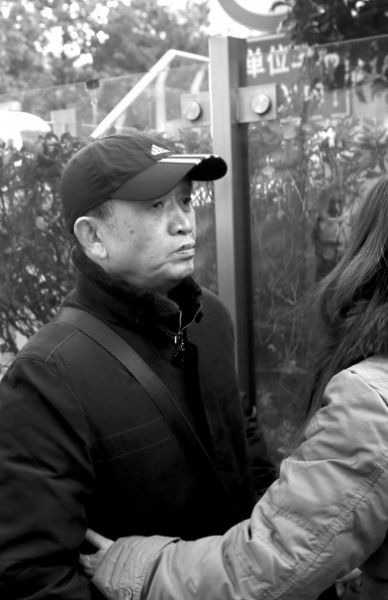 受害人黃洋的父親黃國(guó)強(qiáng)準(zhǔn)備進(jìn)入法院。