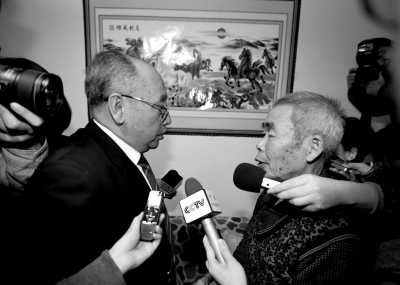 15日，內(nèi)蒙古高院副院長趙建平（左）帶隊向呼格吉勒圖父母送達(dá)再審法律文書。