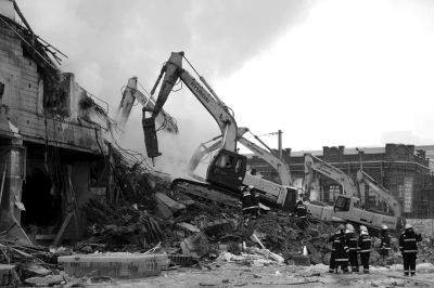 3日下午，挖掘機在現(xiàn)場作業(yè)。 譚青/攝