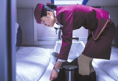 鄭文丹為旅客鋪好床被 鄭文丹為旅客鋪好床被