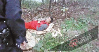 在草叢中睡覺的男子竟是名網上逃犯。