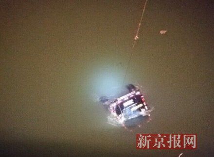 運(yùn)鈔車打撈現(xiàn)場。