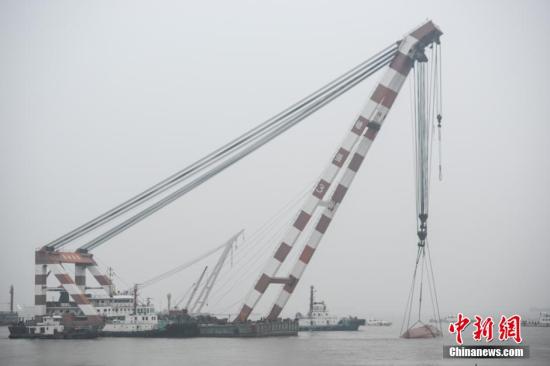  事故沉船已拖至北岸淺水區(qū)域。