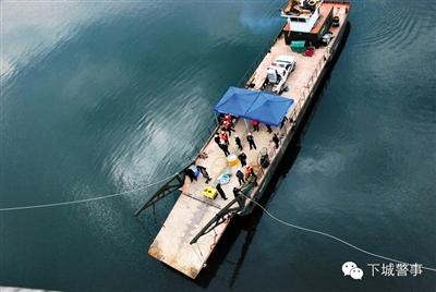 為搜尋深水沉尸，杭州警方租用的船只在水面作業(yè)。本版圖片/杭州警方提供