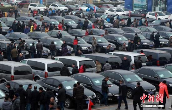 2015年1月25日，首批國家和中央機(jī)關(guān)取消的公務(wù)用車在北京亞運(yùn)村汽車交易市場拍賣。106輛公務(wù)用車