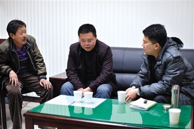 1月7日，陜西省榆林市，國家信訪局第五督查組成員王治鐸（右一）與兩名信訪人約談。 楊凱 攝