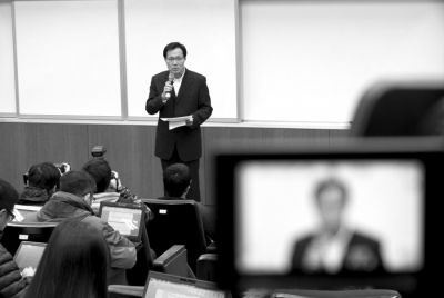 2月8日，在臺北福華會館，復(fù)興航空代表劉忠繼向媒體介紹家屬說明會溝通情況。新華社發(fā)