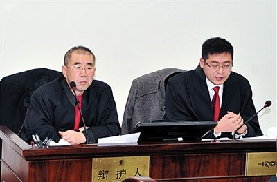 1月5日，呼市中院審理趙志紅案。律師謝飛（左）和張瑞軍（右）出庭為趙志紅辯護。