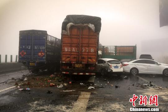 圖為21日，京港澳高速河南段21輛汽車發(fā)生連環(huán)相撞事故現(xiàn)場?！」啤z