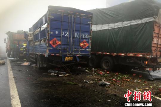 圖為21日，蘭南高速河南段車禍事故現(xiàn)場一片狼藉。　郭浩　攝