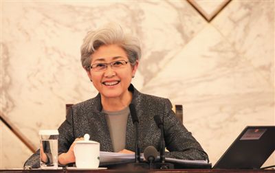 3月4日，十二屆全國人大三次會議在人民大會堂舉行新聞發(fā)布會，大會發(fā)言人傅瑩回答中外記者的提問。