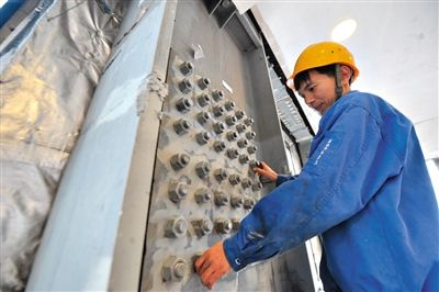 工人在內部安裝鋼結構。