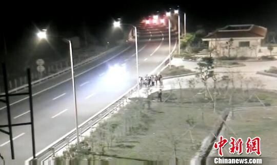 看到車輛經(jīng)過，孩子們便急忙跑到一旁的花圃上?！【焦﹫D　攝