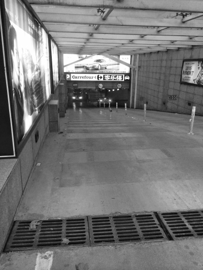 　　國貿360的地下車庫，坡陡讓人膽寒。