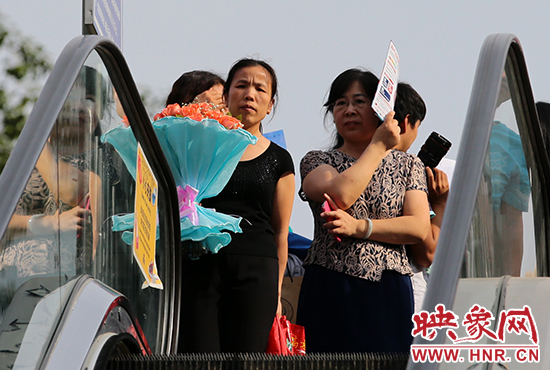 有一種情，你我日日相見(jiàn)，從不言表，但會(huì)抱著鮮花等候歸人。