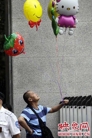 他希望你像hello kitty一樣可愛(ài)，露出笑臉。