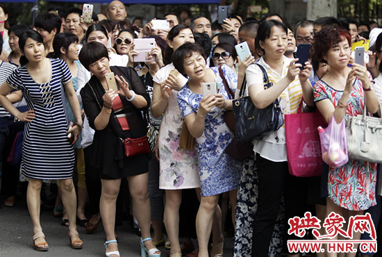 你在人群中，只有找到你，她們才會(huì)松下眉間的皺紋。