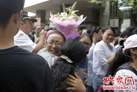 沖向你，給你一個(gè)深情的擁抱。