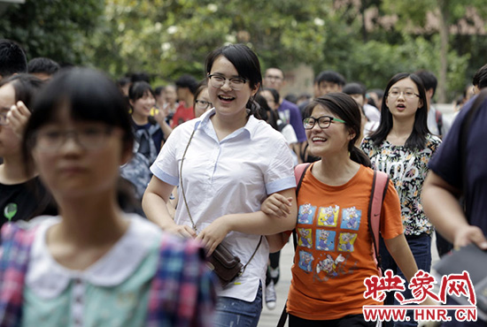 也有一種情，平日嬉笑怒罵，針?shù)h相對(duì)，只有別離時(shí)才會(huì)牽手擁抱。