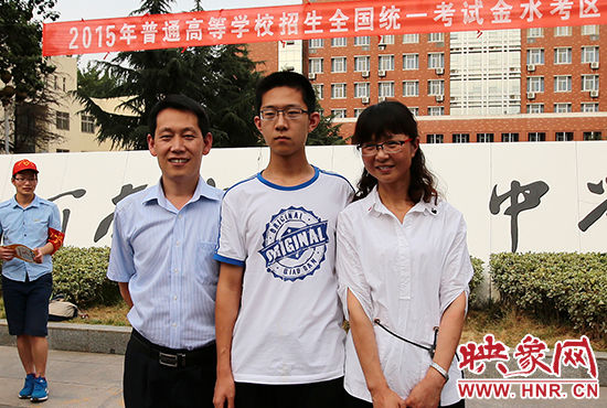 高考結(jié)束的那一刻，就意味著離別，別了曾經(jīng)的班級(jí)、老師、朋友、甚至戀人。