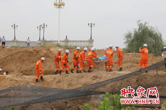 12點(diǎn)07分，又一人被抬出