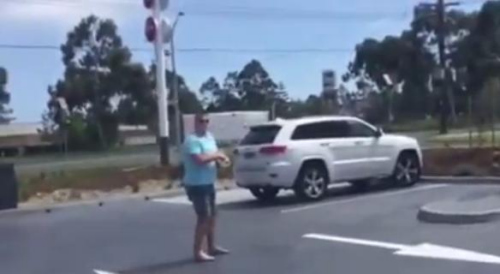 圖一：澳大利亞男子發(fā)飆的樣子被兩個兒子偷拍，并將視頻取名為“憤怒的老爹”上傳至網(wǎng)絡(luò)。